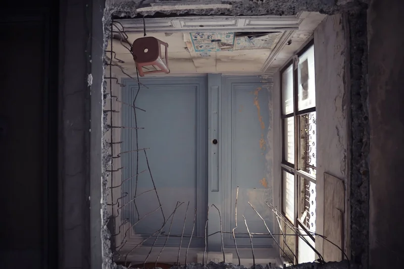 Puerta blanca de una vivienda donde realizamos servicios