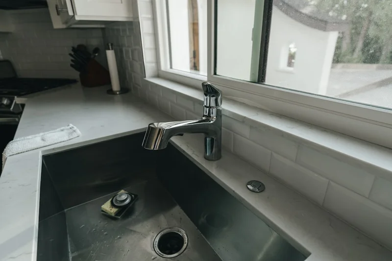 Un lavabo moderno instalado por AquaFix Pro